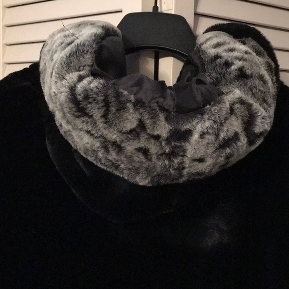 PamelaMcCoyCollection,1X,Black Faux Sherred Beaver Trimmed with Faux Chinchilla - Picture 8 of 15